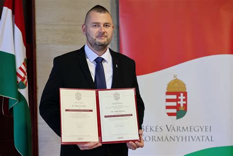 Dr. Szakács Attila egyetemi előadás közben