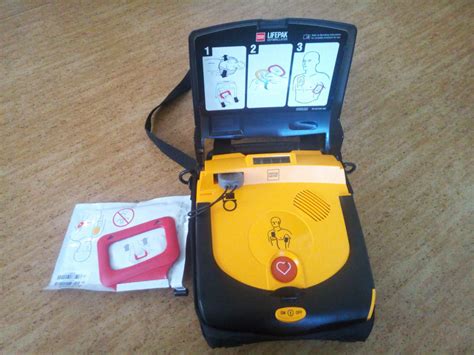 AED elektróda elhelyezése gyermekeken