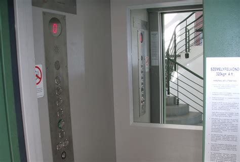 TK Elevator technikus felvonó karbantartás közben