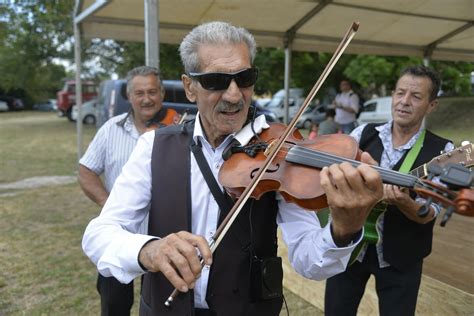 Cigányzenészek énekelnek és táncolnak az utcán