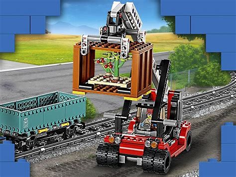 A LEGO Technic tehervonat doboza, rajta a főbb funkciókkal és a Powered UP logóval