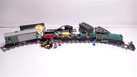 A LEGO Technic tehervonat különböző szerelvényei: mozdony, tehervagonok és rakodógép