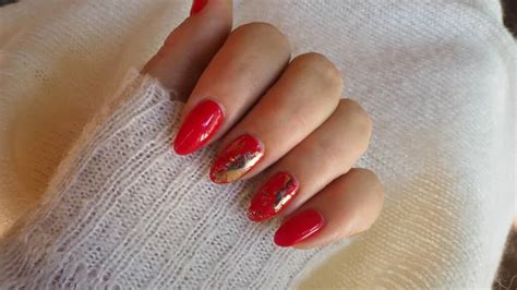 Női kéz körmeinek manikűrözése és lakkozása egy szociális szépségszalonban