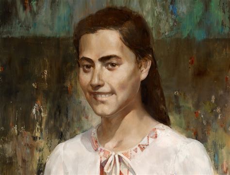 Rózsa Magdolna portréja, mosolygó arccal, szerszámaival a kezében