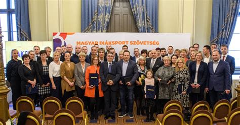 Csoportkép szakképzési intézmények diákjairól, akik jószolgálati programokon vesznek részt