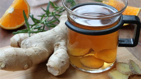 Gyömbér tea egy bögrében friss gyömbérrel