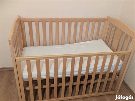 Leengedhető oldalú kiságy a szülői ágy mellett