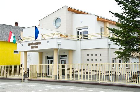 Dányi Bóbita Szociális és Gyermekjóléti Alapszolgáltatási Központ logója és épülete