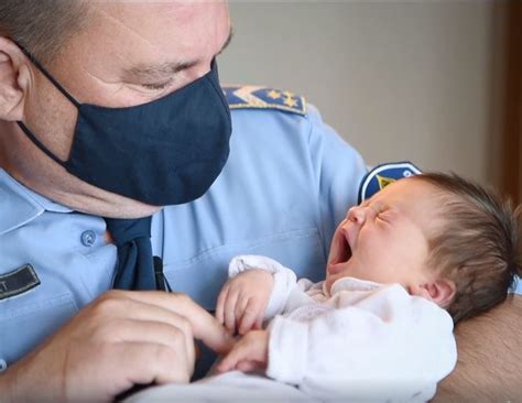 rendőrök segítenek kismamának kórházba jutni