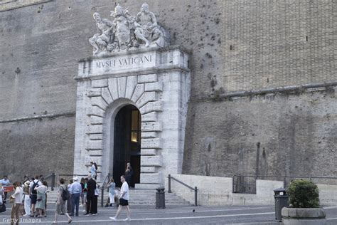 A Babaklinika bejárata a Múzeum körúton