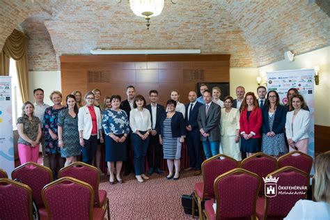 A KÉPES Program logója és a felújított bölcsőde bejárata