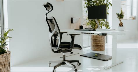 Ergonomikus asztalok és színes székek gyermekeknek