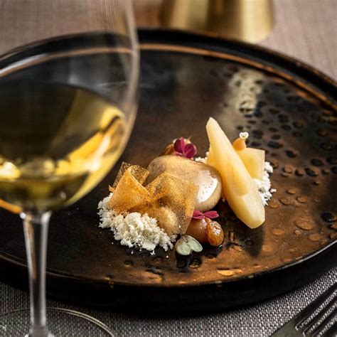 Gáspár Virág egy fine dining étterem konyhájában