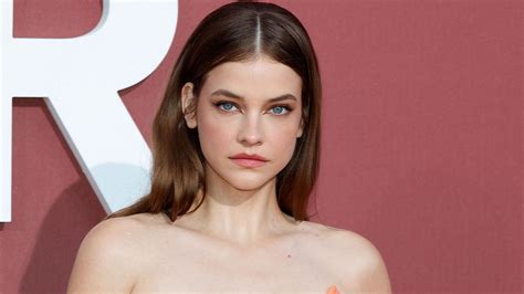 Palvin Barbara egy babával a karjában