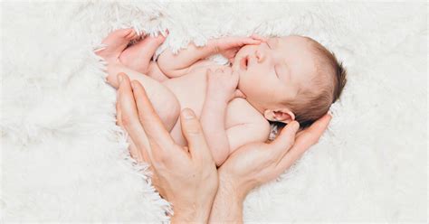 Cuki kisbaba mosolyog a kamerába