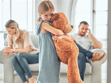 Egy szülő megszagolja kisbabája fejét