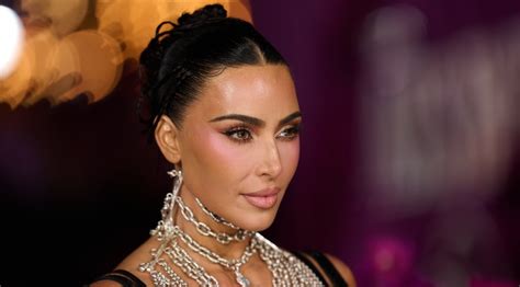 Kim Kardashian kismamaként egy elegáns eseményen