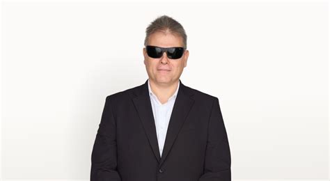 Nő, kockás sálat visel, téli kiegészítőkkel