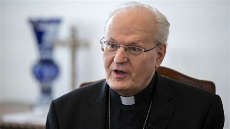 Erdő Péter bíboros portréja, amint egyházi szertartást vezet