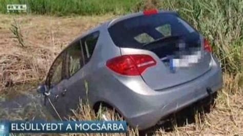 Kompakt babakocsi összecsukva egy kis autó csomagtartójában