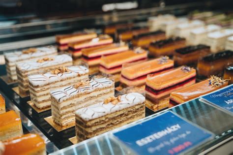 Válogatás a Horváth Cukrászda süteményeiből