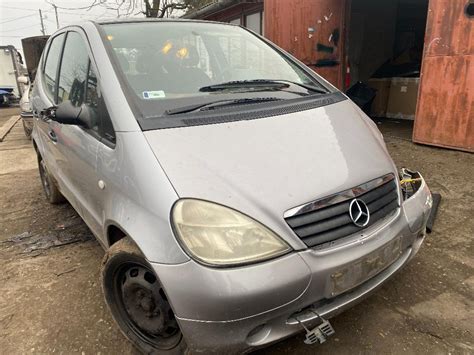 Mercedes-Benz logó és bontott alkatrészek