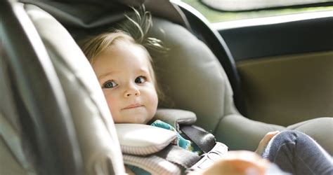 Hátrafelé néző autósülés a gyermekkel
