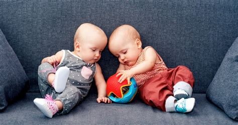 Babák, akik puhatalpú cipőt viselnek, miközben játszanak