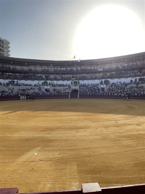 Estepona bikaviadal arénája (Plaza de Toros) aszimmetrikus elrendezésben