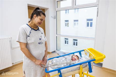 Anyuka és újszülöttje a gyermekágyas osztályon