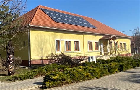Önkormányzati épület, szociális támogatás szimbólumokkal