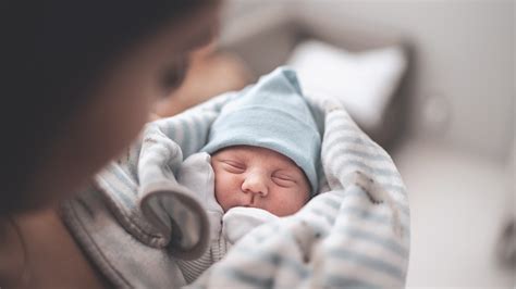 Újszülött pelenkázása