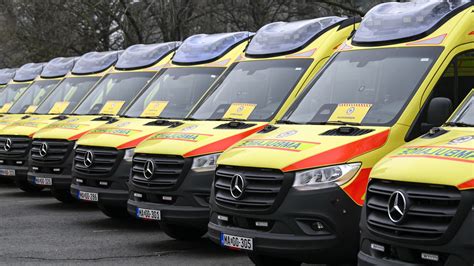 Mentőautó, amely vajúdó nőt szállít