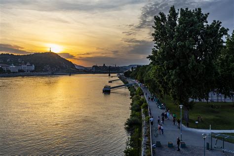 Naplemente a budapesti Duna-parton