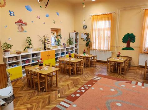 Bölcsődei csoportszoba játékokkal és bútorokkal