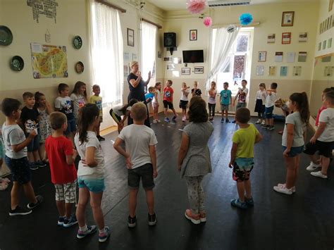 Gyermekek közös étkezése a bölcsődében