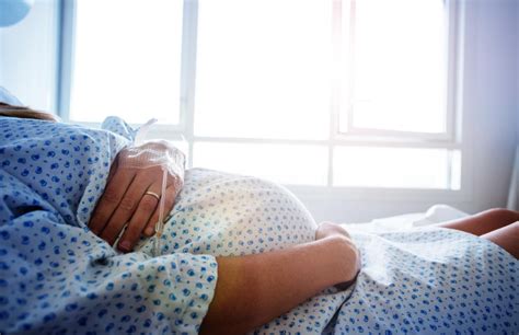 Pár a szülőszobában