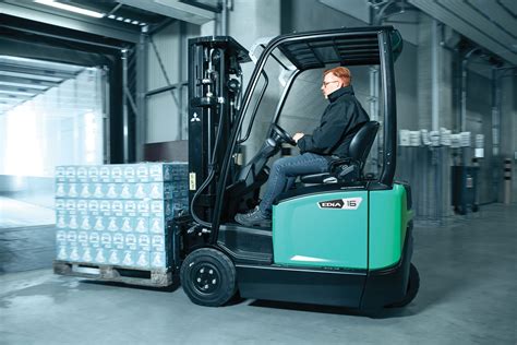 Elektromos targonca működés közben szűk folyosón