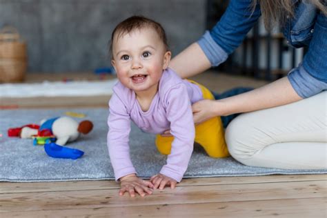 Baba ülő pozícióban fejlődését mutató illusztráció