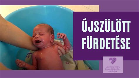Újszülött fürdetése biztonságos kádban