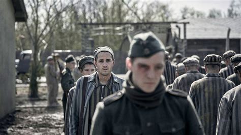 Női transzport regisztrációja az auschwitzi FKL-ben (Jan Komski rajza)