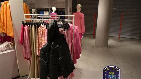 Női ruhákat kínáló turkáló belső képe