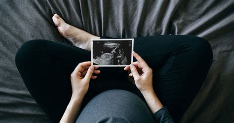 kismama, aki éppen a magzatmozgást figyeli