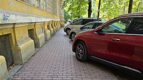 Szabálytalan parkolás a járdán