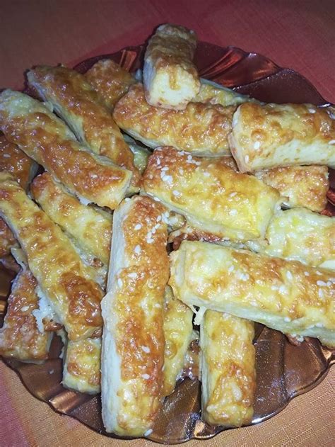 Sajtos-szezámmagos rudacskák tálban