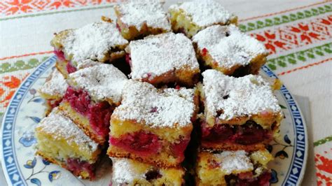 Meggyes-zselés sütemény szeletelve