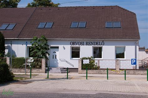 Orvosi rendelő és védőnői szolgálat épületének bejárata Pusztamonostoron