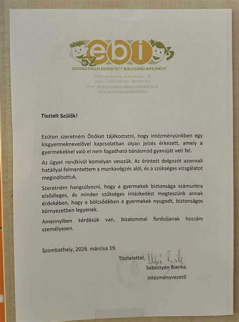 Kisgyermeknevelő munkát végző személy gyermekekkel egy bölcsődében