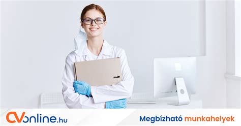 Laboratóriumi munkatárs mintát vizsgál