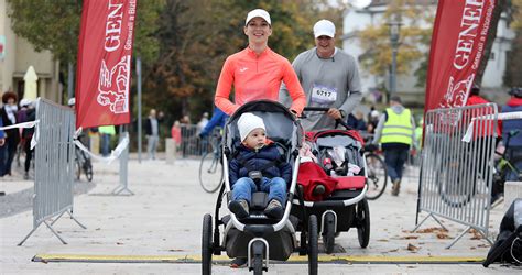 Boldog szülő és baba hordozásban
